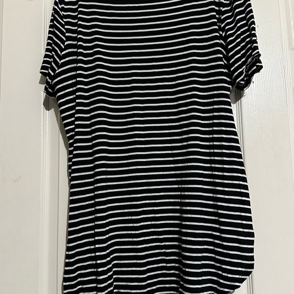 Black and white striped shirt - Picture 2 of 4